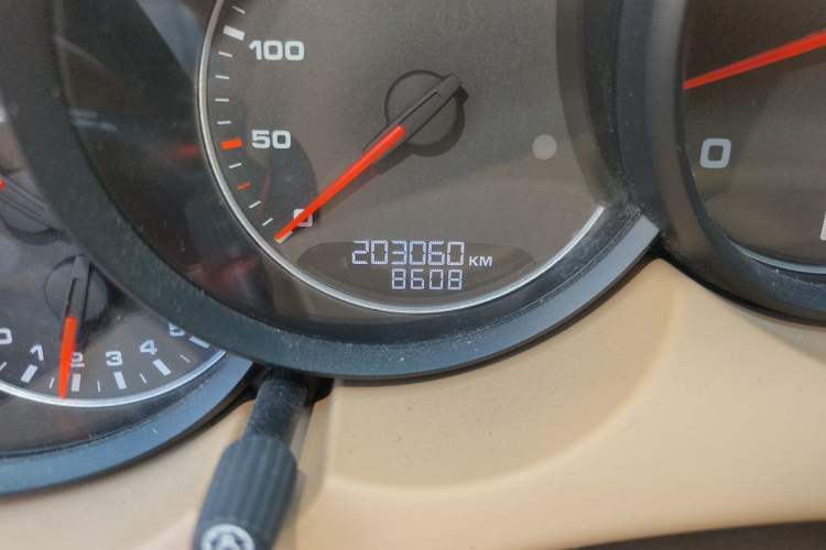 Used Porsche Cayenne 2011 Cayenne 3.0T Odometer Close Up