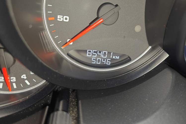 Used Porsche Cayenne 2011 Cayenne 3.0T Odometer Close Up