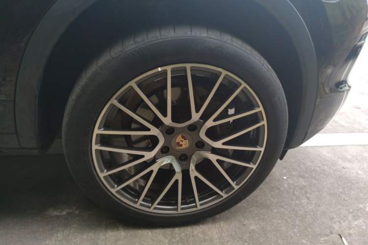 Used Porsche Cayenne 2011 Cayenne 3.0T Right Front Wheel Hub