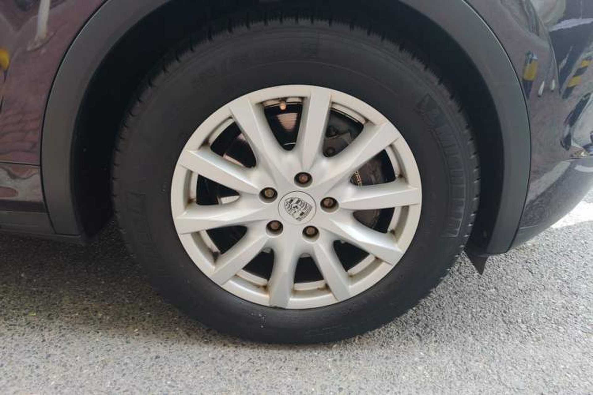 Used Porsche Cayenne 2011 Cayenne 3.0T Right Front Wheel Hub