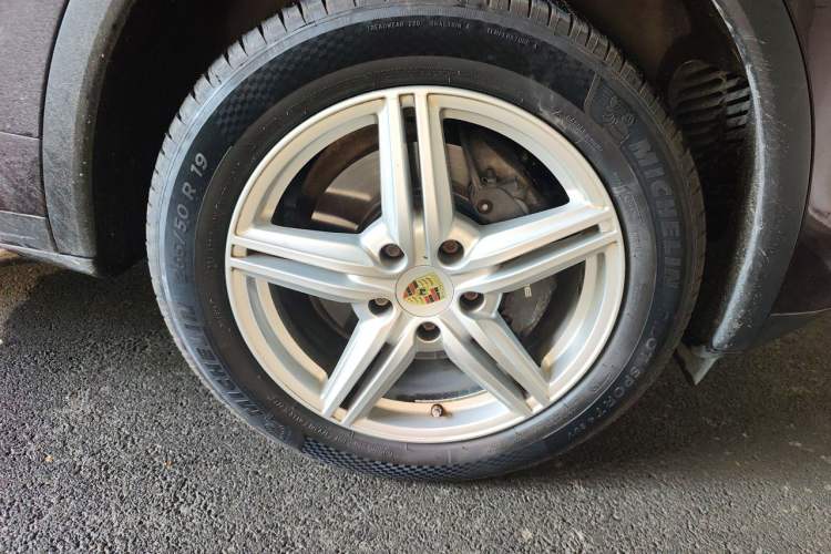 Used Porsche Cayenne 2011 Cayenne 3.0T Right Front Wheel Hub