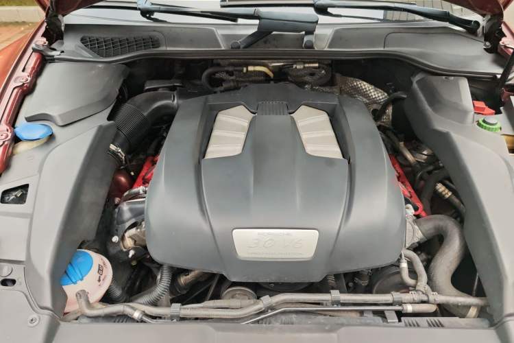 Used Porsche Cayenne 2011 Cayenne 3.0T Engine Bay