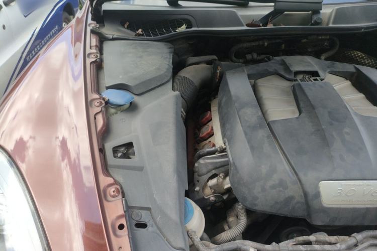 Used Porsche Cayenne 2011 Cayenne 3.0T Engine Bay Right