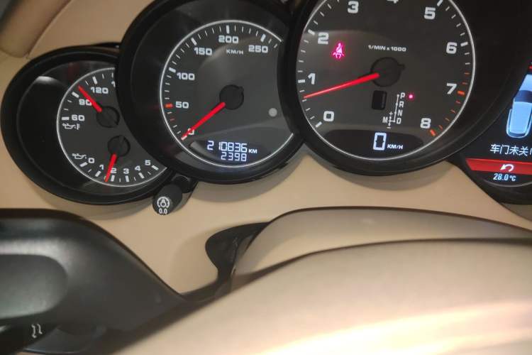 Used Porsche Cayenne 2011 Cayenne 3.0T Odometer Close Up