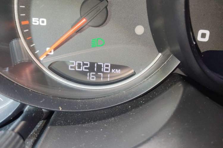 Used Porsche Cayenne 2011 Cayenne 3.0T Odometer Close Up