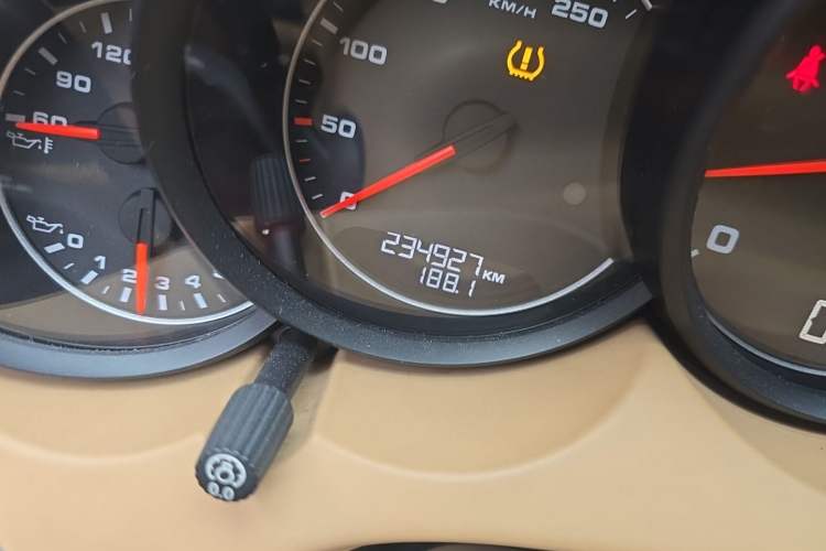 Used Porsche Cayenne 2011 Cayenne 3.0T Odometer Close Up