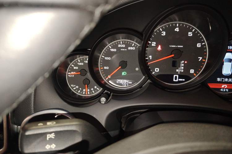 Used Porsche Cayenne 2011 Cayenne 3.0T Odometer Close Up