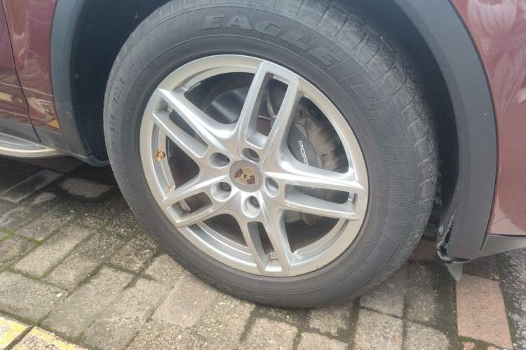 Used Porsche Cayenne 2011 Cayenne 3.0T Right Front Wheel Hub