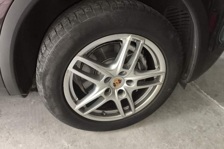 Used Porsche Cayenne 2011 Cayenne 3.0T Right Front Wheel Hub