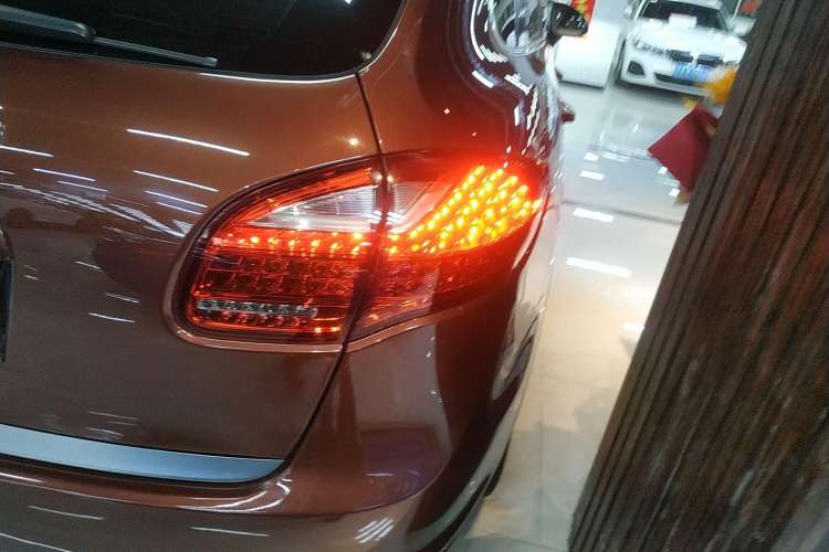 Used Porsche Cayenne 2011 3.6L automatic transmission U.S. specification Right Rear Taillight