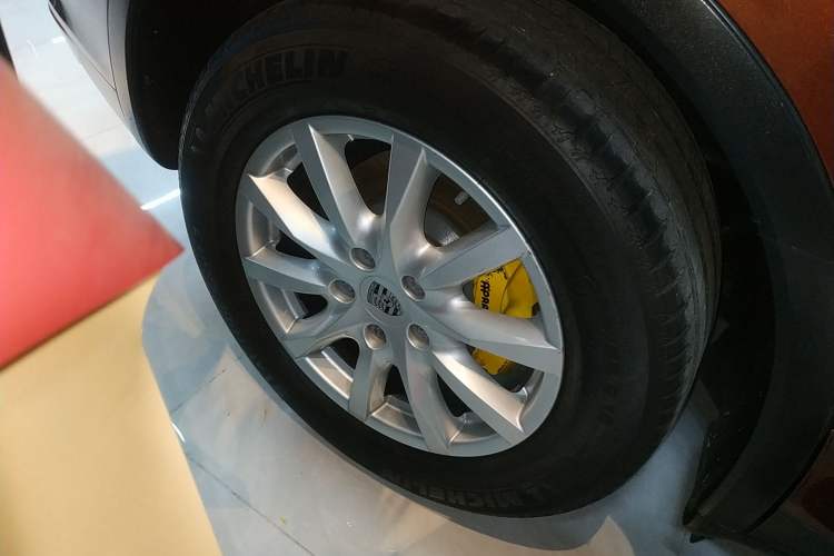 Used Porsche Cayenne 2011 3.6L automatic transmission U.S. specification Right Rear Wheel Hub