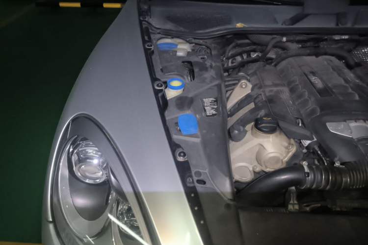 Used Porsche Cayenne 2011 Cayenne Turbo 4.8T Engine Bay Right