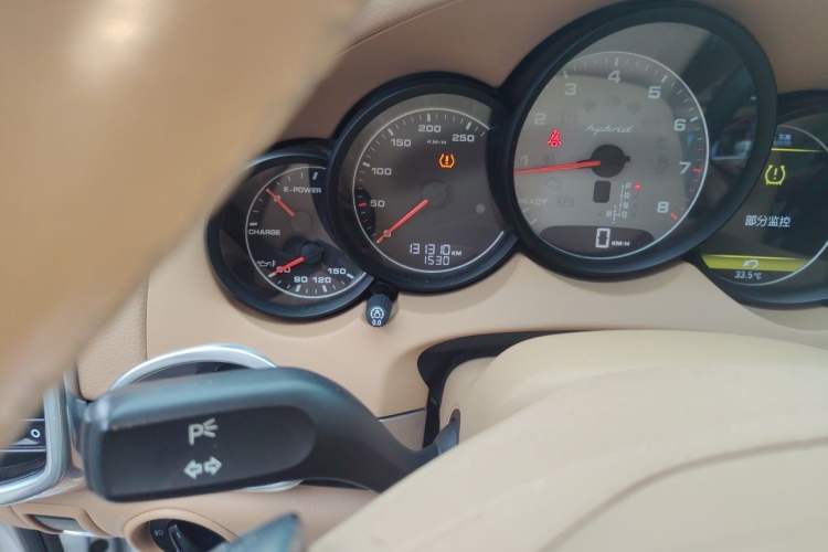 Used Porsche Cayenne 2011 Cayenne S Hybrid 3.0T Odometer Close Up