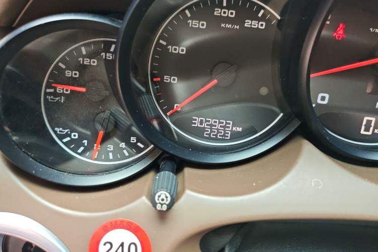 Used Porsche Cayenne 2011 Cayenne 3.0T Odometer Close Up