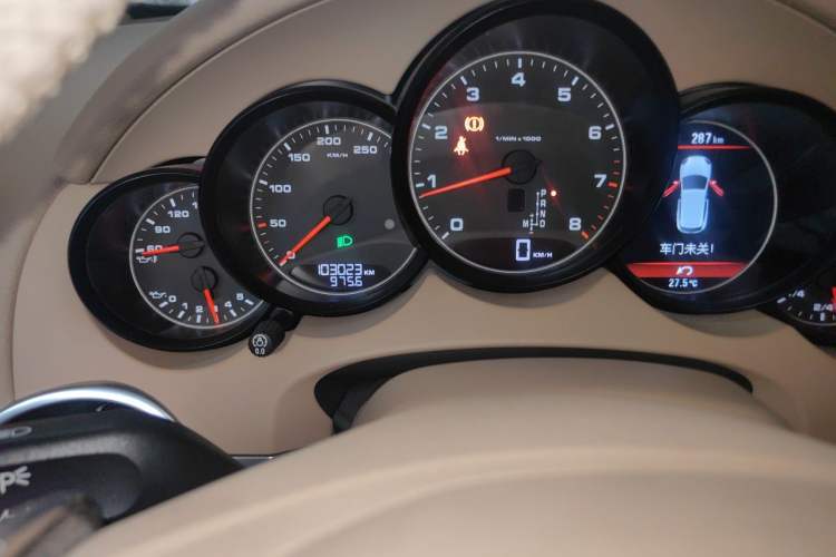 Used Porsche Cayenne 2011 Cayenne 3.0T Odometer Close Up