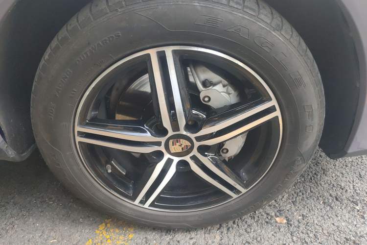 Used Porsche Cayenne 2011 Cayenne 3.0T Right Front Wheel Hub