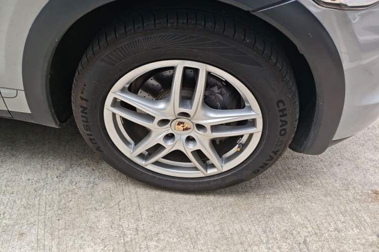 Used Porsche Cayenne 2011 Cayenne 3.0T Right Front Wheel Hub
