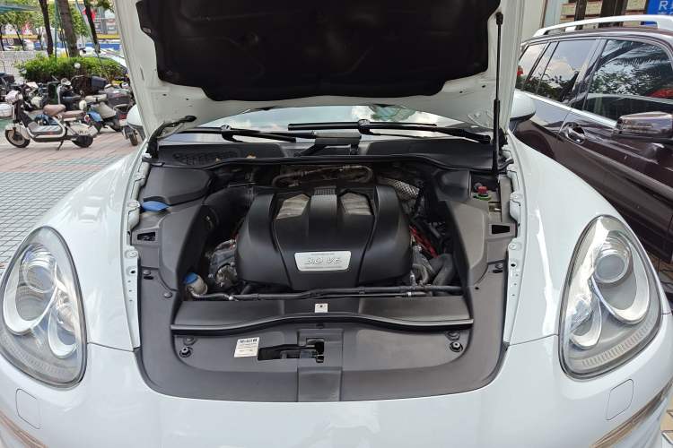 Used Porsche Cayenne 2011 Cayenne 3.0T Engine Bay