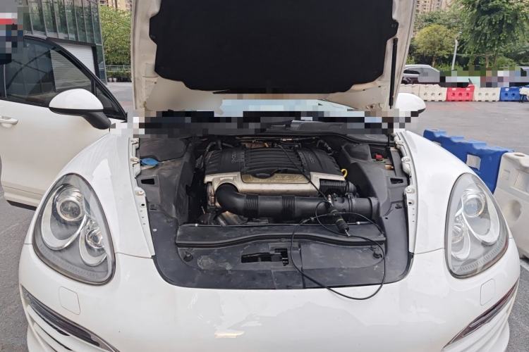 Used Porsche Cayenne 2011 3.6L automatic transmission U.S. specification Engine Bay