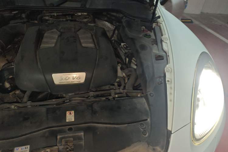 Used Porsche Cayenne 2011 Cayenne 3.0T Engine Bay Left