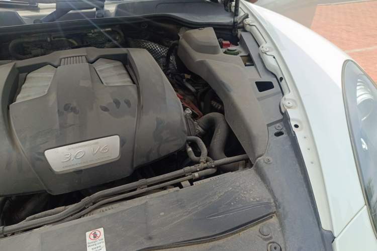 Used Porsche Cayenne 2011 Cayenne 3.0T Engine Bay Left