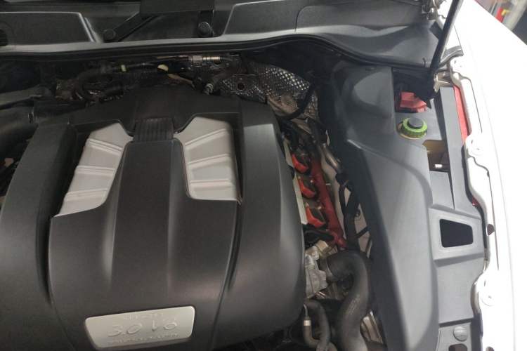 Used Porsche Cayenne 2011 Cayenne 3.0T Engine Bay Left