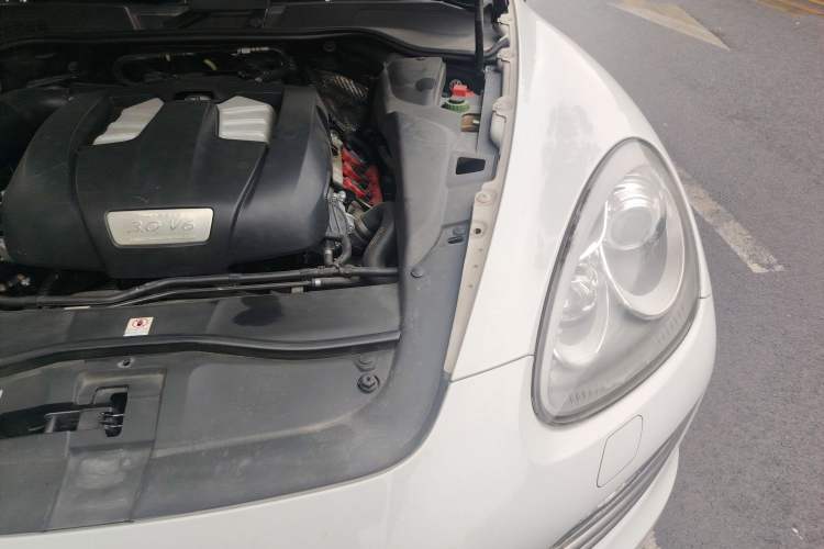 Used Porsche Cayenne 2011 Cayenne 3.0T Engine Bay Left
