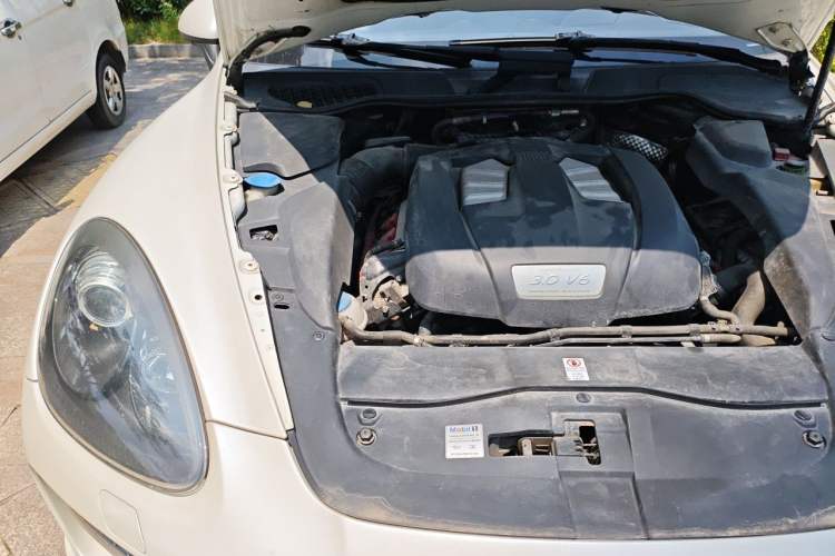 Used Porsche Cayenne 2011 Cayenne 3.0T Engine Bay Right