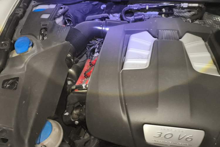 Used Porsche Cayenne 2011 Cayenne 3.0T Engine Bay Right