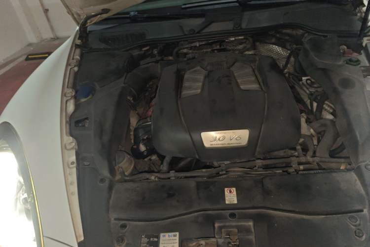 Used Porsche Cayenne 2011 Cayenne 3.0T Engine Bay Right