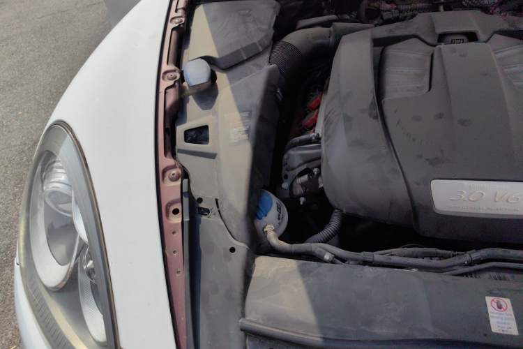Used Porsche Cayenne 2011 Cayenne 3.0T Engine Bay Right