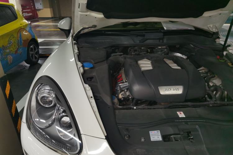 Used Porsche Cayenne 2011 Cayenne 3.0T Engine Bay Right