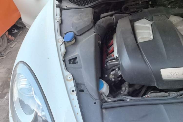 Used Porsche Cayenne 2011 Cayenne 3.0T Engine Bay Right