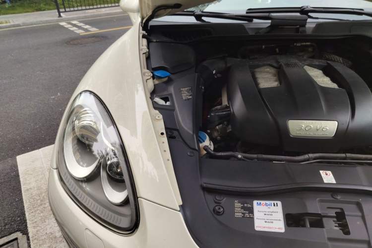 Used Porsche Cayenne 2011 Cayenne 3.0T Engine Bay Right