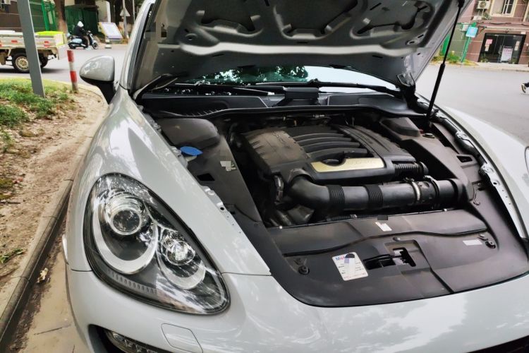Used Porsche Cayenne 2011 3.6L automatic transmission U.S. specification Engine Bay Right