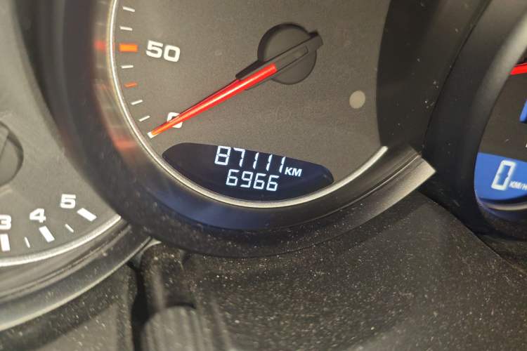 Used Porsche Cayenne 2011 Cayenne 3.0T Odometer Close Up