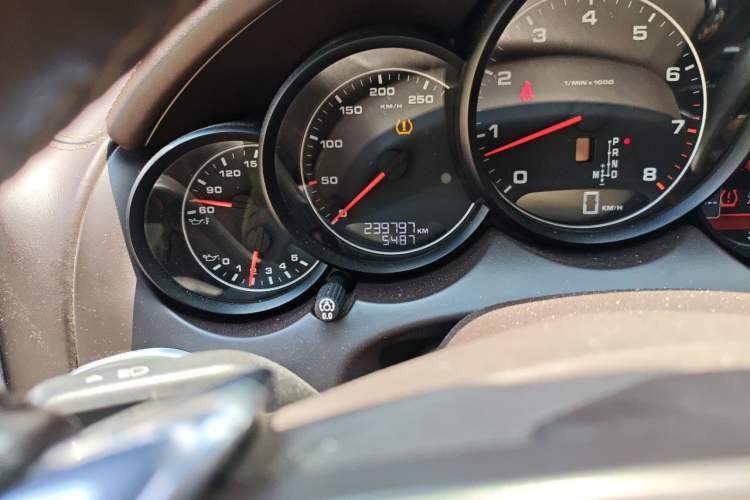 Used Porsche Cayenne 2011 Cayenne 3.0T Odometer Close Up