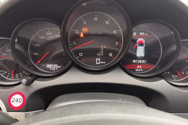 Used Porsche Cayenne 2011 Cayenne 3.0T Odometer Close Up