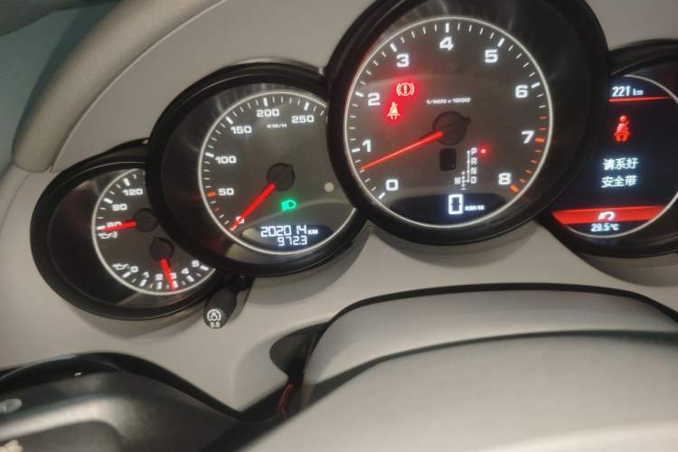 Used Porsche Cayenne 2011 Cayenne 3.0T Odometer Close Up
