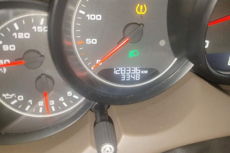 Used Porsche Cayenne 2011 Cayenne 3.0T Odometer Close Up