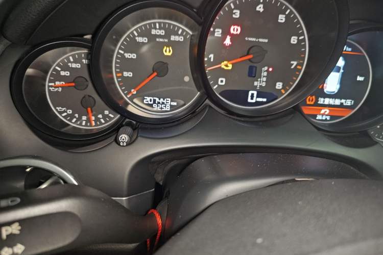 Used Porsche Cayenne 2011 Cayenne 3.0T Odometer Close Up