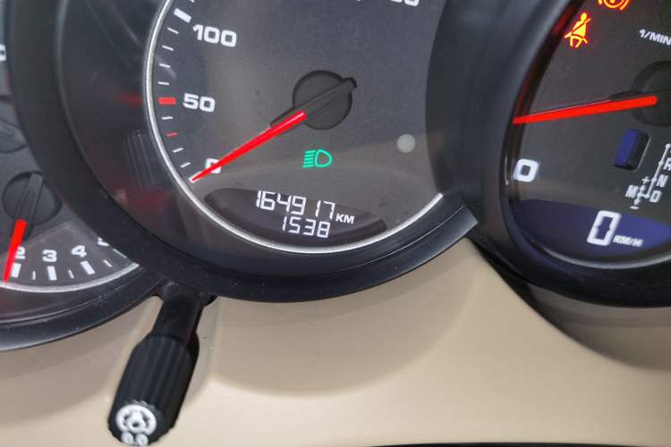 Used Porsche Cayenne 2011 Cayenne 3.0T Odometer Close Up