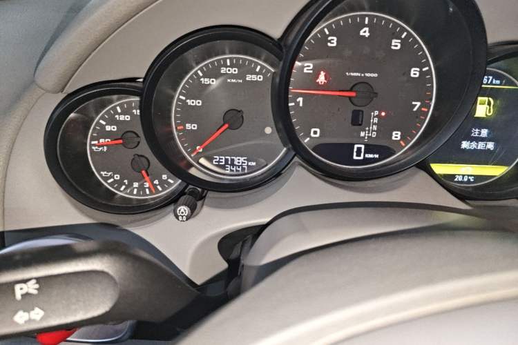 Used Porsche Cayenne 2011 Cayenne 3.0T Odometer Close Up