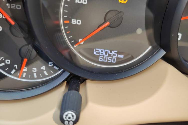 Used Porsche Cayenne 2011 Cayenne 3.0T Odometer Close Up