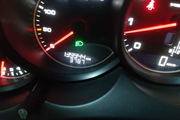 Used Porsche Cayenne 2011 Cayenne 3.0T Odometer Close Up