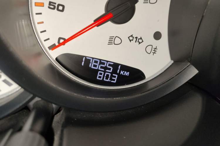 Used Porsche Cayenne 2011 Cayenne 3.0T Odometer Close Up