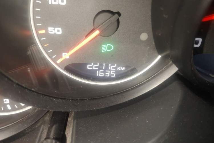 Used Porsche Cayenne 2011 Cayenne 3.0T Odometer Close Up