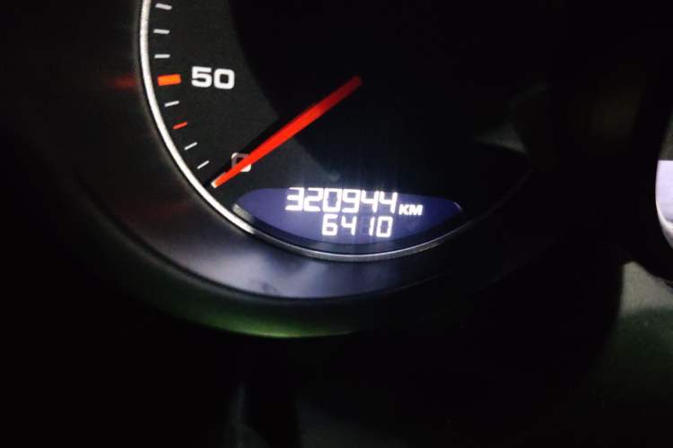Used Porsche Cayenne 2011 Cayenne 3.0T Odometer Close Up