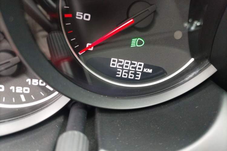 Used Porsche Cayenne 2011 Cayenne S Hybrid 3.0T Odometer Close Up