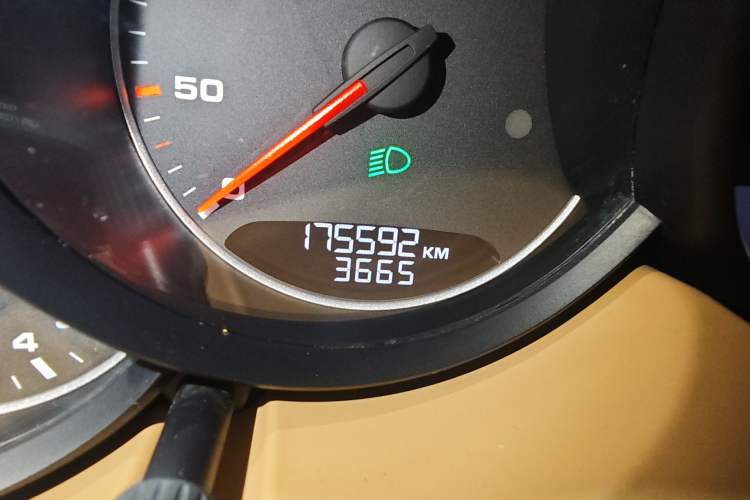 Used Porsche Cayenne 2011 Cayenne 3.0T Odometer Close Up